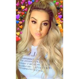 Meet your Posher, Larissa